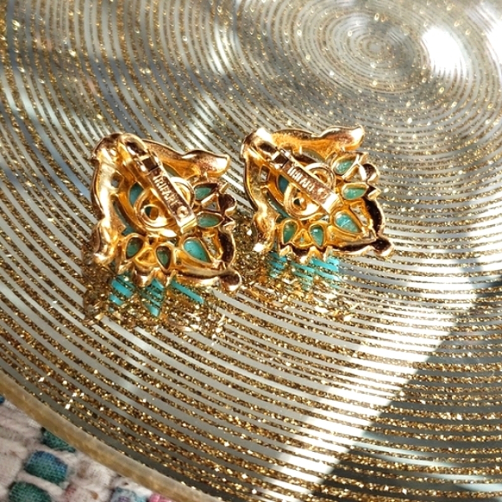 Authentic Vintage Trifari Jewels of India Rhinestone Aqua Cabochon Clip Earrings - Picture 13 of 13